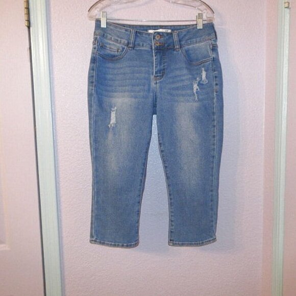 !iT Tiffany Skinny Capri Jeans Size 10 Soft & Stretchy Denim Distressed Mid Rise - Picture 1 of 9